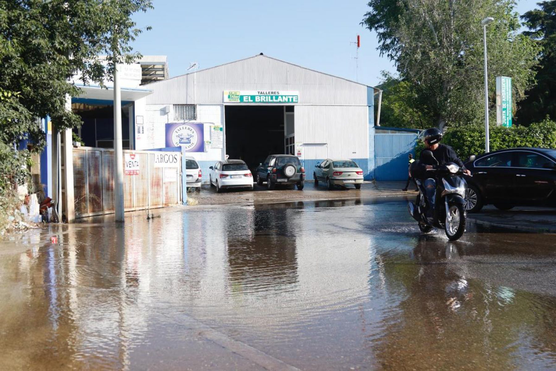 Una fuga de agua que dura más de 24 horas inunda varias naves del polígono de Chinales