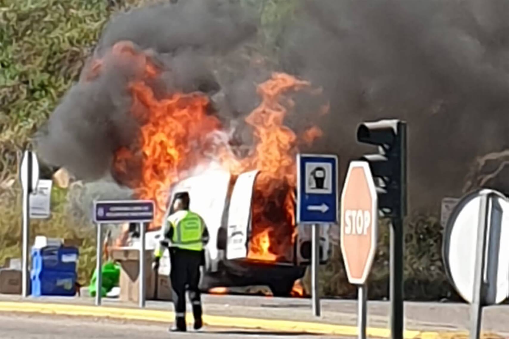 Importantes retenciones por un gran incendio de un vehículo en Chinales