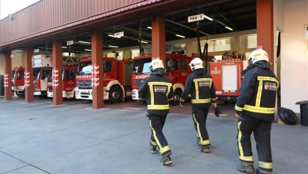 Los bomberos entran por el balcón para rescatar a una persona que se había caído en su casa