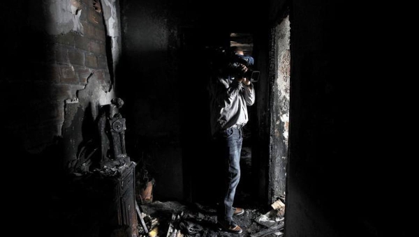 Un incendio de madrugada calcina una habitación del bajo de una casa en Fátima